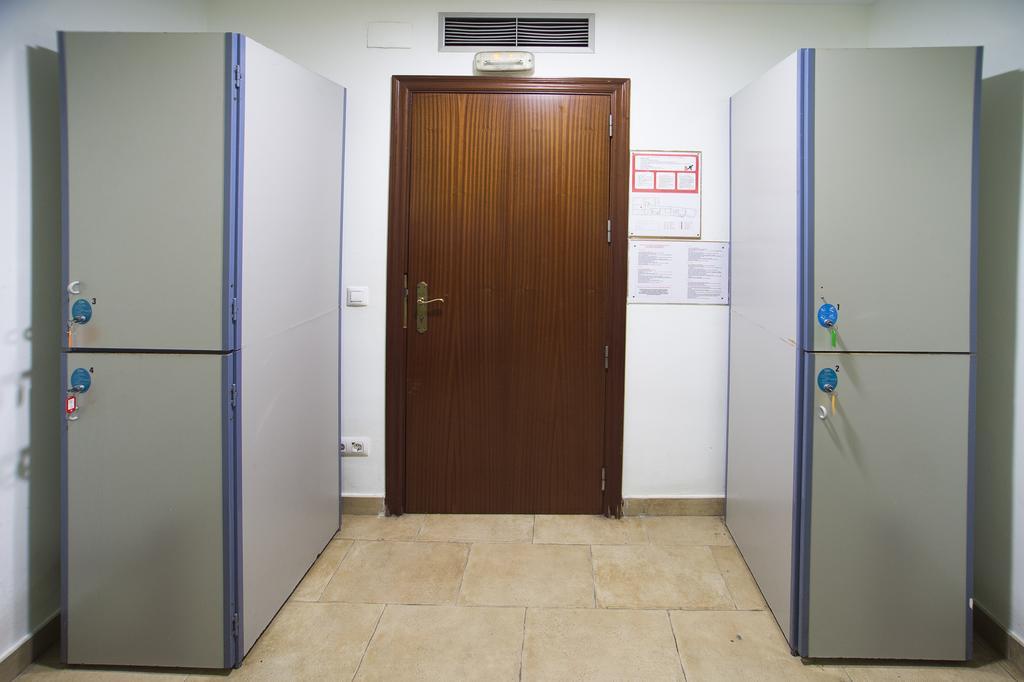 Center-Ramblas Guest House Барселона Екстериор снимка