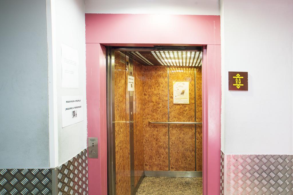 Center-Ramblas Guest House Барселона Екстериор снимка