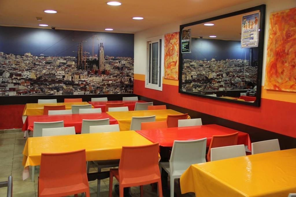 Center-Ramblas Guest House Барселона Екстериор снимка